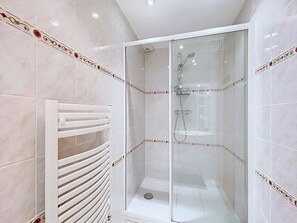 Secador de cabelo, toalhas de banho, sabonete, papel higiênico