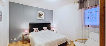 Self-contained apartment in residence with private parking. Pets allowed