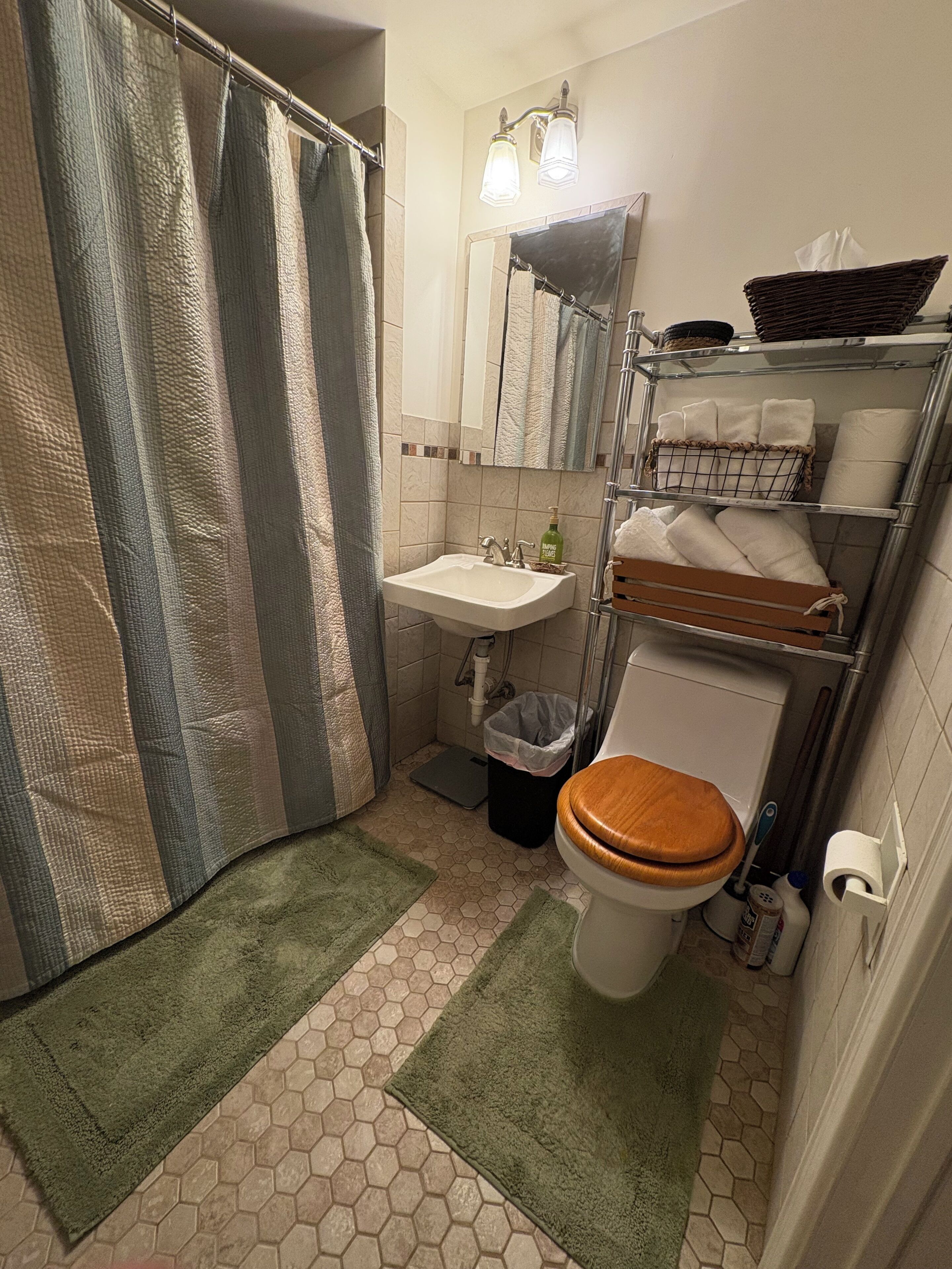 Haartrockner, Handtücher, Seife, Toilettenpapier