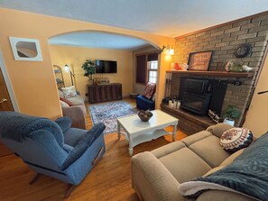 Smart TV - Serene Lake house just outside Hale for a relaxing getaway with private dock! (Hale)