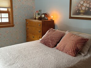 1 bedroom, free WiFi, bed sheets - Serene Lake house just outside Hale for a relaxing getaway with private dock! (Hale)
