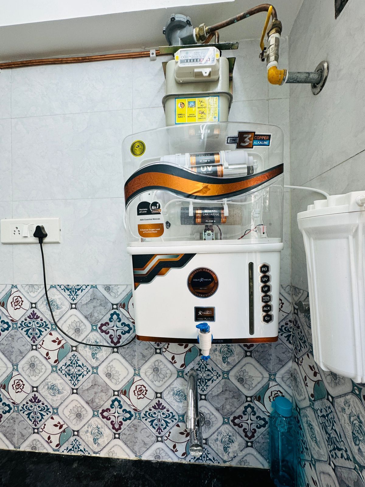 Ein Wasserfilter mit Bedienfeld und Wasserhahn, an eine Steckdose angeschlossen.