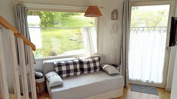 House, 1 Bedroom, Balcony, Garden View | Living room | Books
