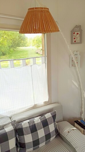 House, 1 Bedroom, Balcony, Garden View | Living area | Books - Couzy Tiny House With Garden in the Countryside (Mungia)