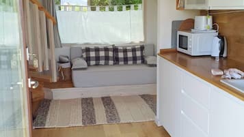 House, 1 Bedroom, Balcony, Garden View | Living room | Books