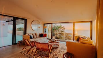 Televisión y chimenea