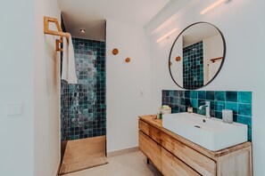 Douche, serviettes fournies