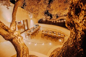 Outdoor dining - La Thébaïde – Luxury Villa with Saltwater Pool and Sea View (Cargèse)