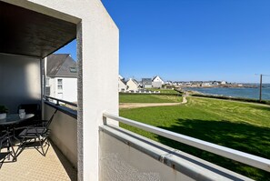 Outdoor dining - Ploemeur T2 with Balcony, Garage 30m to Beach (Ploemeur)
