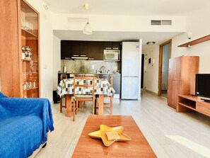 TV - Apartment in Roses with Private Terrace and Parking (Roses)