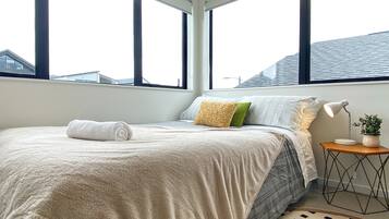 7 bedrooms, desk, iron/ironing board, travel cot