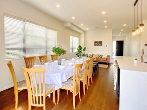 Dining - Longhorn Drive Spacious 7 BRs & 4.5 BHs house (Auckland)