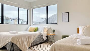 7 bedrooms, desk, iron/ironing board, travel cot