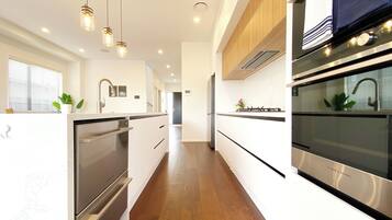 Kjøleskap, mikrobølgeovn, ovn og kokeplater