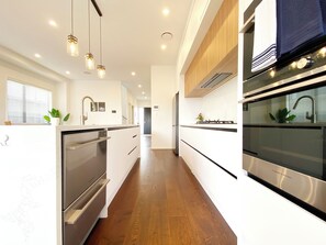 Fridge, microwave, oven, stovetop - Longhorn Drive Spacious 7 BRs & 4.5 BHs house (Auckland)