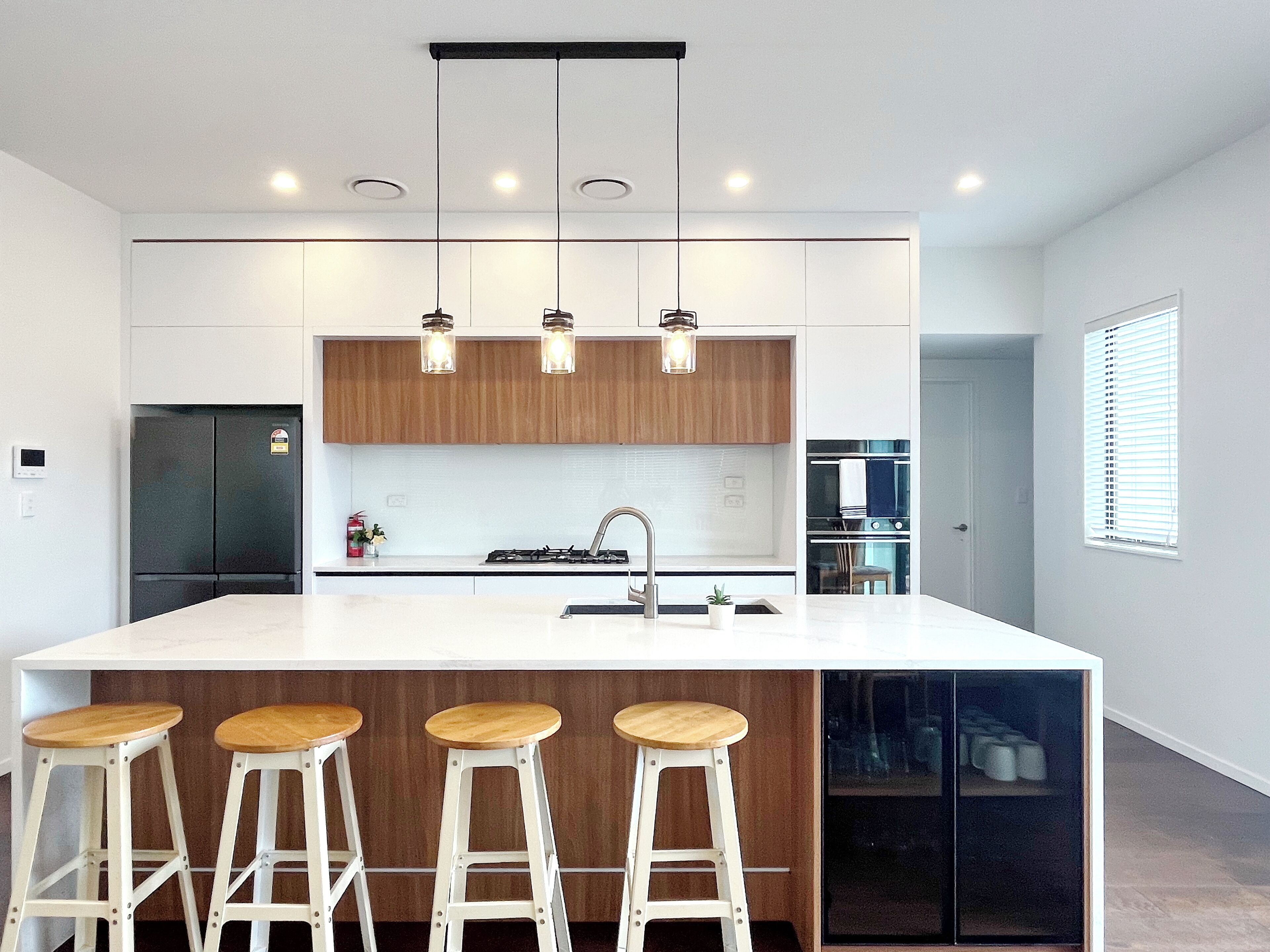 Kjøleskap, mikrobølgeovn, ovn og kokeplater