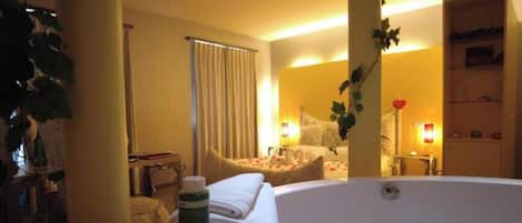 Caja de seguridad en la habitación y escritorio