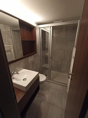 Chambre Simple Standard | Salle de bain | Sèche-cheveux, serviettes fournies, savon, shampoing