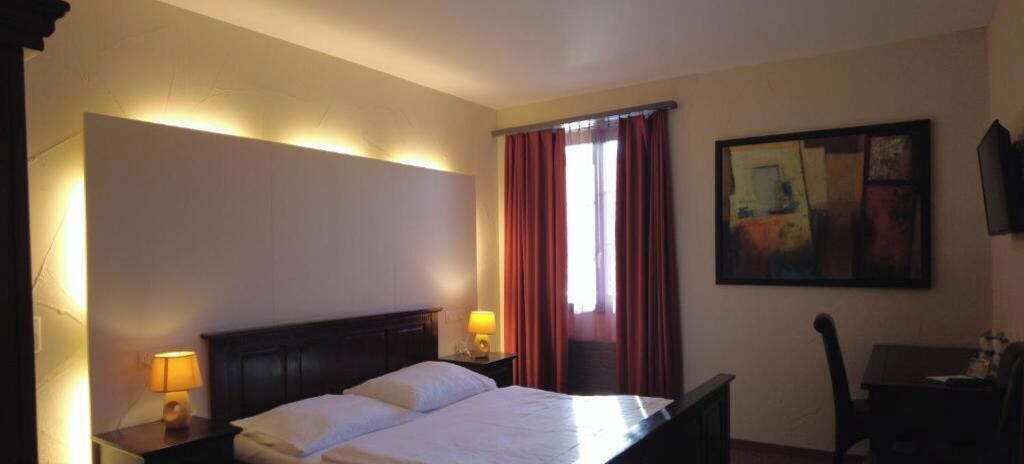 ตู้นิรภัยในห้องพัก, โต๊ะทำงาน, ห้องเก็บเสียง, เตารีด/โต๊ะรีดผ้า