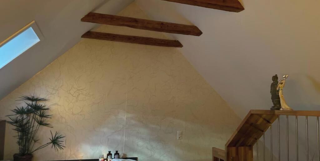 Sèche-cheveux, serviettes fournies, savon, shampoing