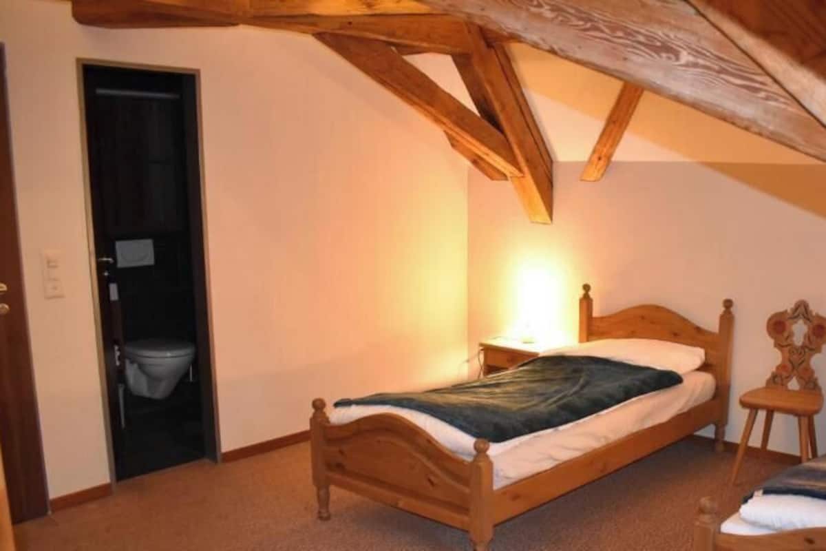 Standard Single Room | In-room safe, desk, soundproofing, iron/ironing board