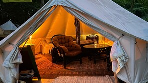 Classic-telttamajoitus, näköala puutarhaan | Terassi/patio