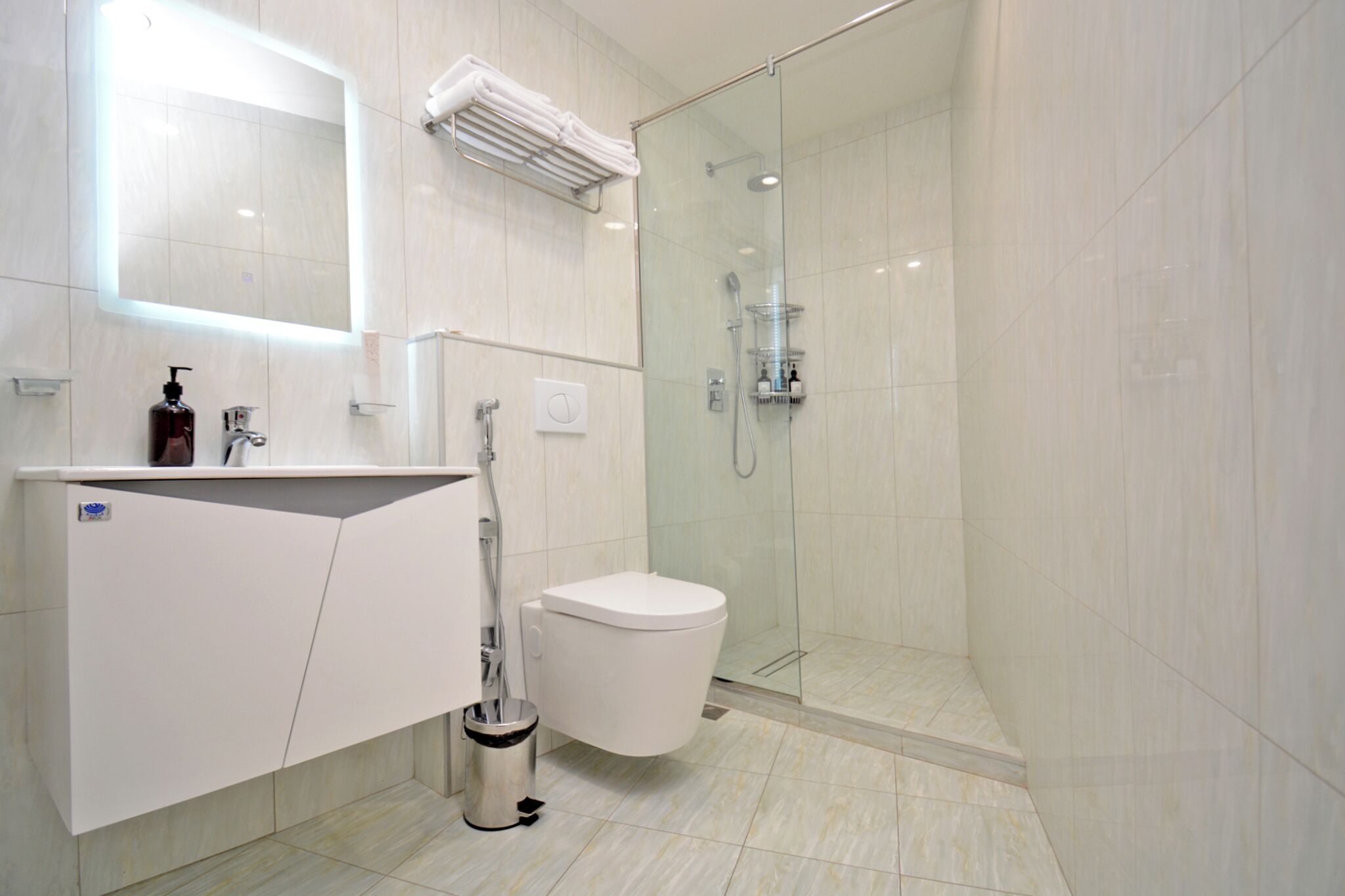 Dusche, Haartrockner, Hausschuhe, Handtücher