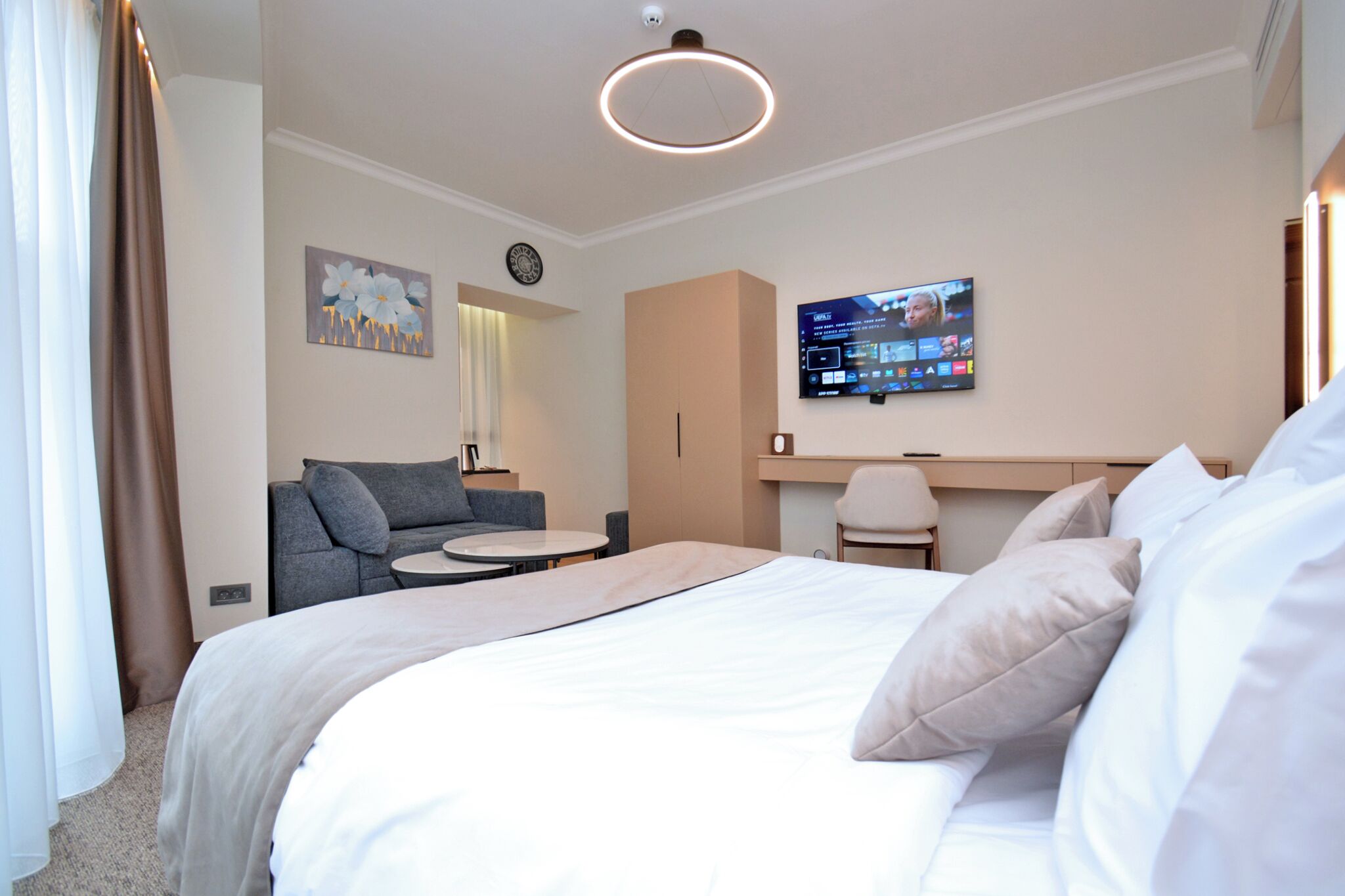 Dobbeltrom – deluxe, byutsikt | Safe på rommet og wi-fi (inkludert)