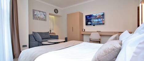 Dobbeltrom – deluxe, byutsikt | Safe på rommet og wi-fi (inkludert)