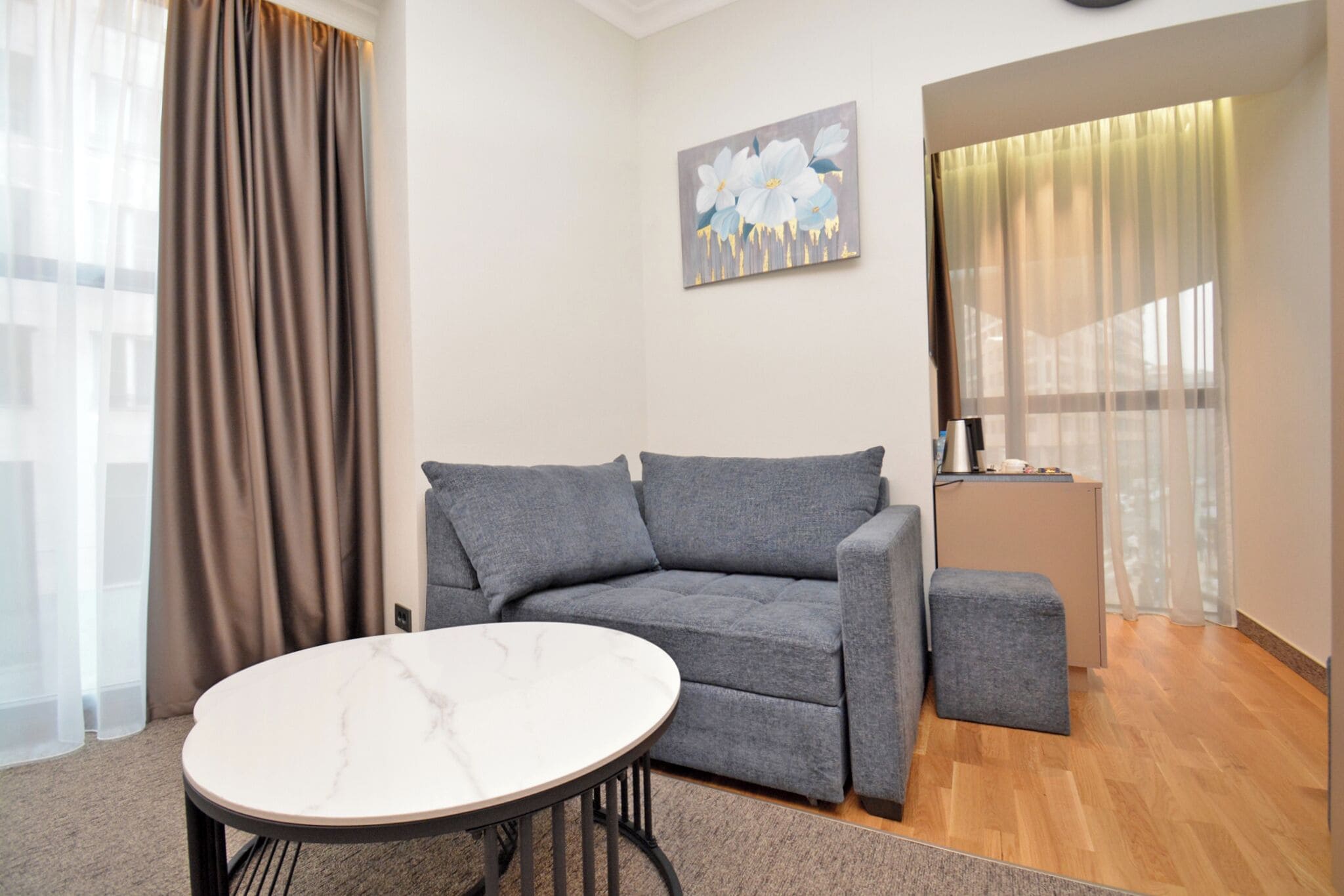 Deluxe Double Room, City View | Living area