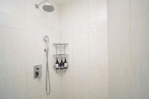 Shower, hair dryer, slippers, towels - BM Avenue Hotel (Yerevan)