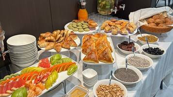 Se ofrece un desayuno bufé todos los días (por un coste adicional)