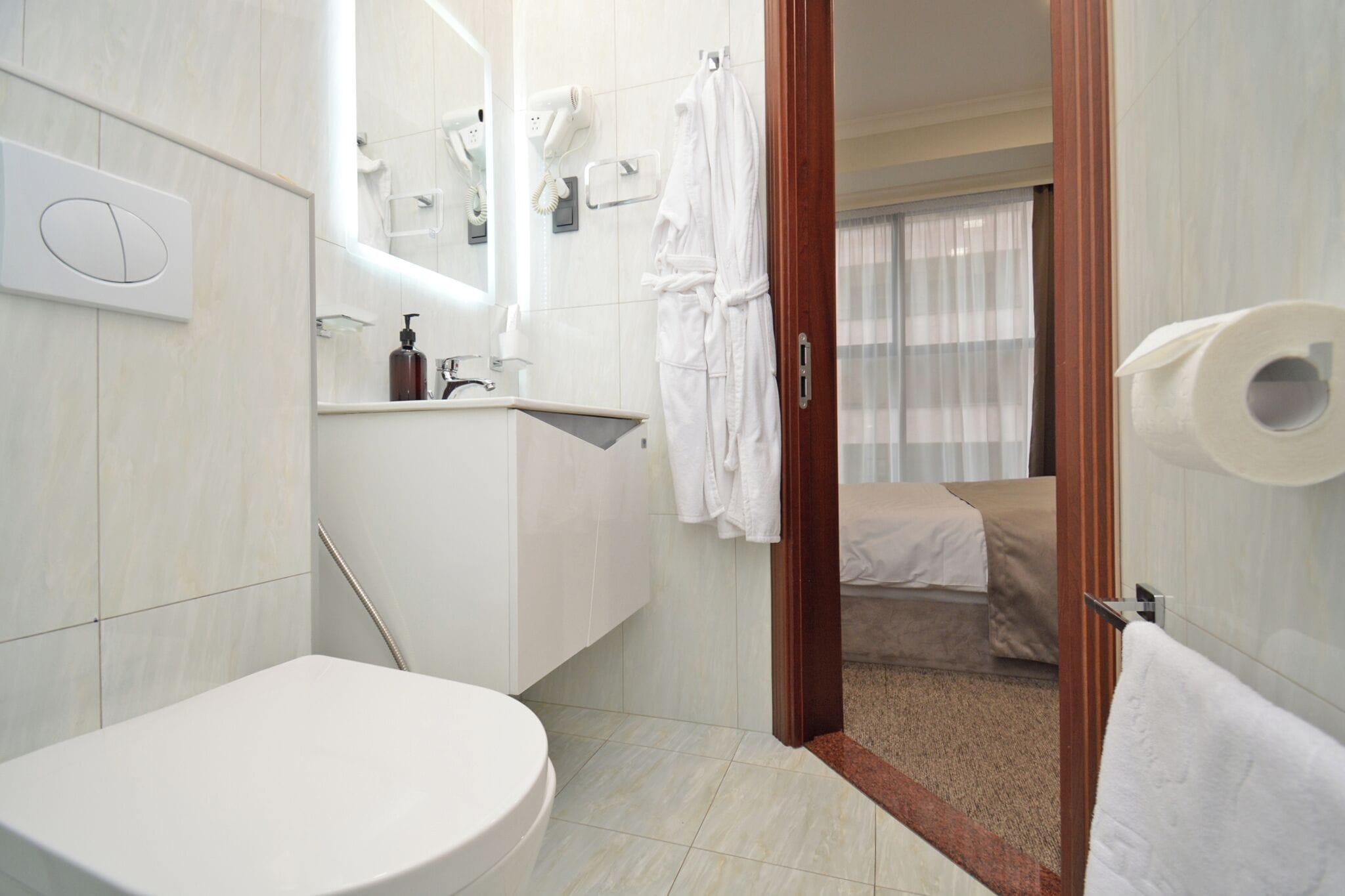 Ducha, secador de pelo, pantuflas, toallas