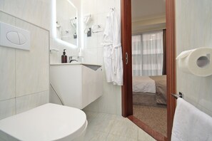 Habitació doble bàsica, vistes a la ciutat | Bany | Dutxa, assecador de cabells, sabatilles i tovalloles 