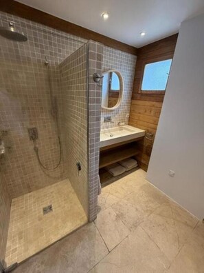Een douche, handdoeken, toiletpapier