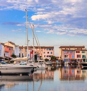 A marina with colorful buildings and boats docked. - Charming villa Port Grimaud - Swimming pool - Mooring - Boats (port grimaud)