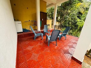 Huone, 3 makuuhuonetta, tupakointi sallittu, parveke | Terassi/patio