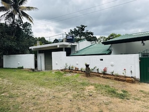Huone, 3 makuuhuonetta, tupakointi sallittu, parveke | Ulkopuoli