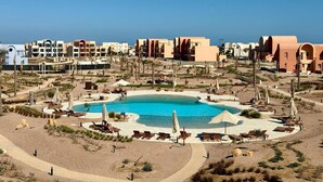 A resort with a central pool, multiple buildings, and a desert landscape. - Vesta - Luxury APT - 2BR - Kamaran (El Gouna)
