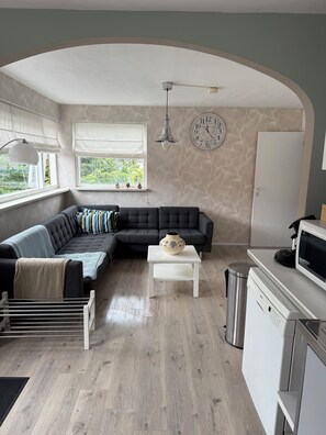 TV, books - Spacious Apartment right in the center, close to the beach (Noordwijk)