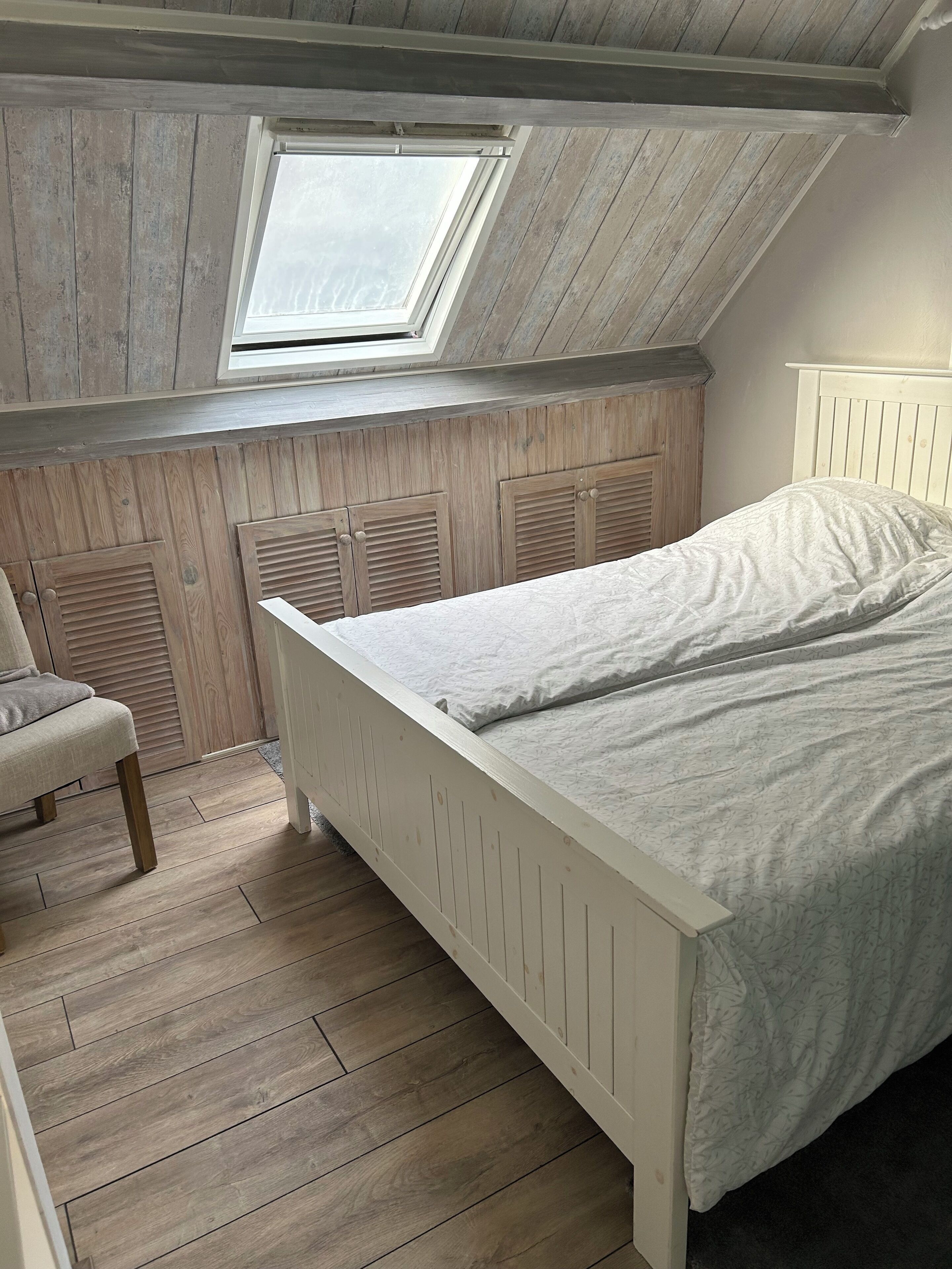 2 bedrooms, iron/ironing board, travel crib, WiFi (free)