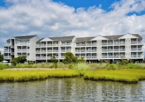 Exterior - Cozy, comfortable 2 bedroom bayside condo with WiFi, an outdoor pool, and a breathtaking view of the bay located midtown and just a few blocks from the beach! (Ocean City)