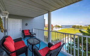 Property grounds - Cozy, comfortable 2 bedroom bayside condo with WiFi, an outdoor pool, and a breathtaking view of the bay located midtown and just a few blocks from the beach! (Ocean City)