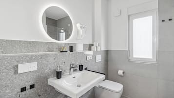 Studio, Balcony | Bathroom | Toilet paper
