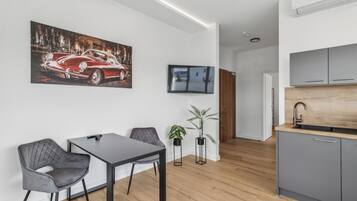 Studio, balcon | Intérieur