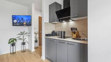 Studio, balcon | Cuisine privée | Réfrigérateur, plaque de cuisson