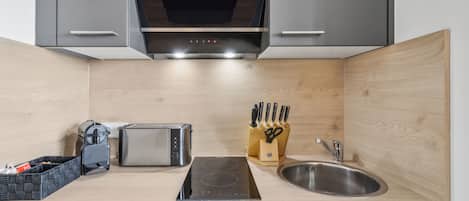 Studio, Balcony | Private kitchen | Fridge, stovetop, cookware/dishes/utensils