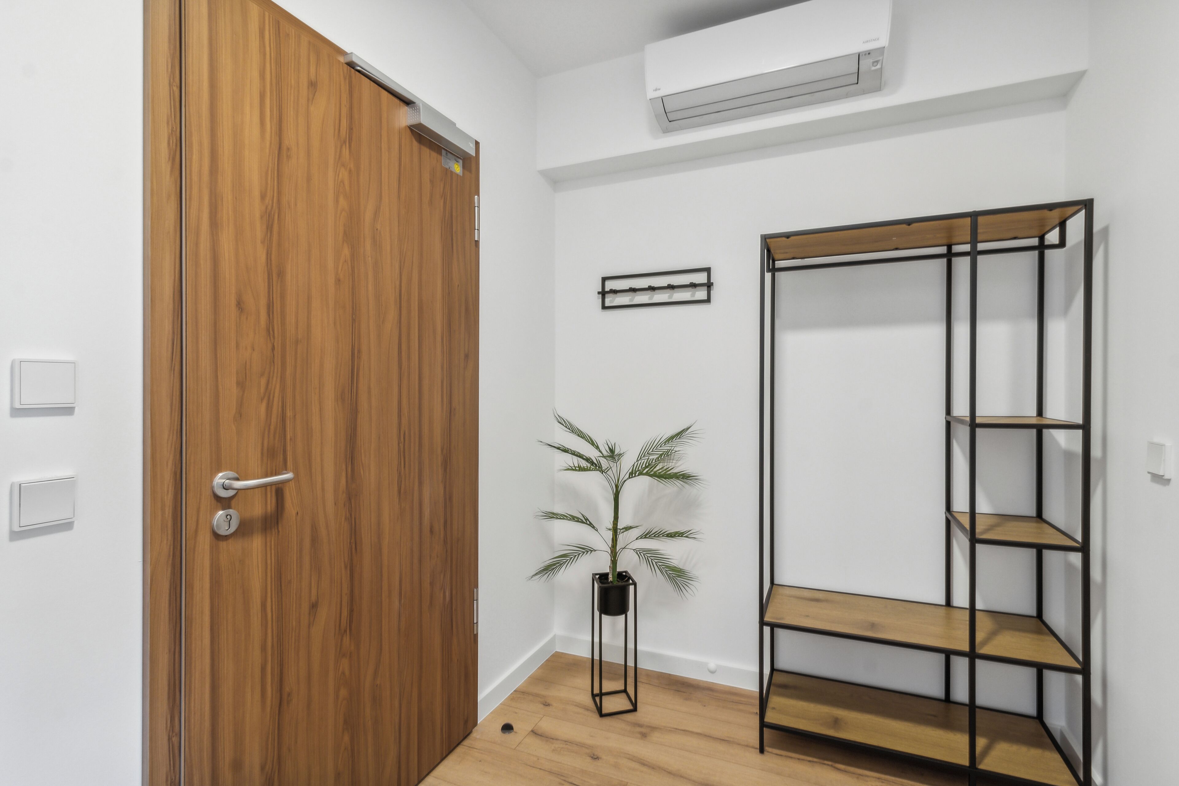 Studio, balcon | Intérieur