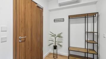 Studio, balcon | Intérieur