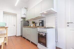 Appartement de base | Cuisine privée | Réfrigérateur, un four, surface de cuisson, vaisselle et ustensiles